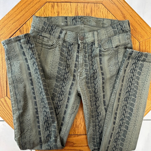 *7 FOR ALL MANKIND* Green Reptile Print Pants Size 29 - Picture 4 of 8